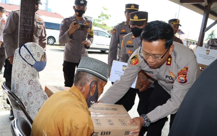 Kapolres Mukomuko Polda Bengkulu, AKBP Nuswanto, SH, S. IK, MH, pagi hari kemarin Kamis (22/09) saat menyerahkan paket sembako ke warga terdampak kenaikan BBM