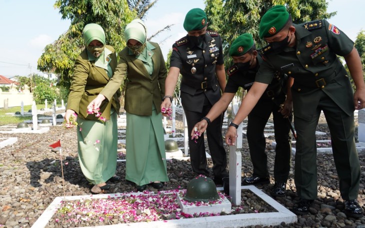 Danrem 071/Wijayakusuma saat Pimpin Ziarah Hari Jadi Ke-61 Korem 071/Wijayakusuma