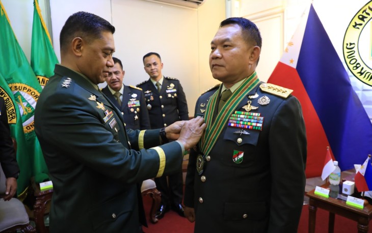 Panglima Angkatan Darat Filipina saat Anugerahi Kasad Tanda Kehormatan "Combat Kagitingan Badge" Level Tertinggi