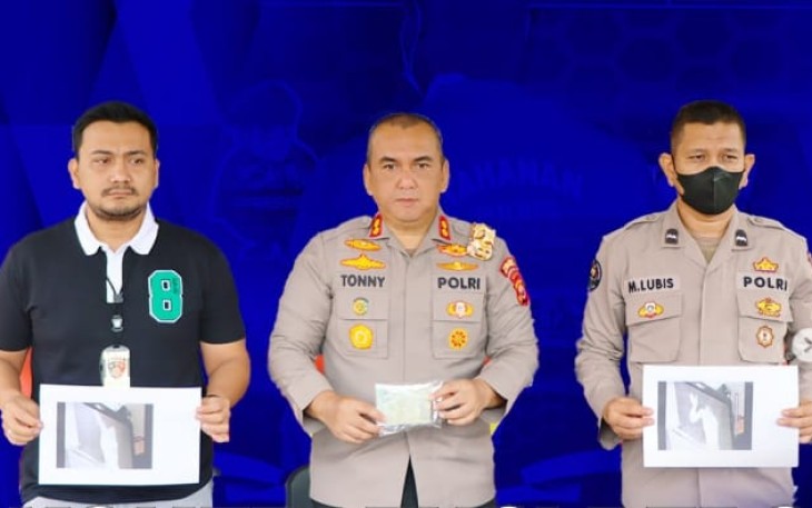 Kapolres Rejang Lebong AKBP. Tonny Kurniawan S.Ik didampingi oleh Kasat Reskrim AKP Samson Sosa Hutapea, S.IK saat menggelar konferensi pers pagi ini, Senin (21/11/2022).