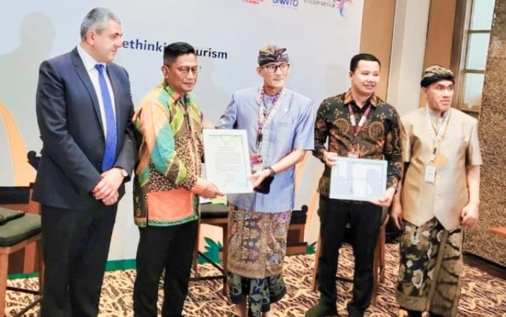 Menparekraf saat menyerahkan sertifikat penghargaan kepada GGM PT BRC Abdul Wahab.
