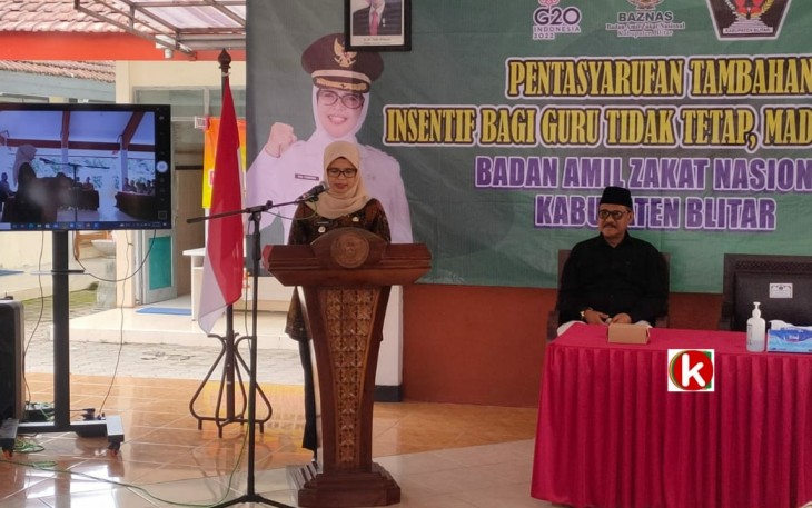 Bupati Blitar Rini Syarifah Berikan Sambutan Pada Acara Pentasyarufan Tambahan Insentif bagi GTT Madin dan TPQ (foto : Faisal NR / Klikwarta.com)