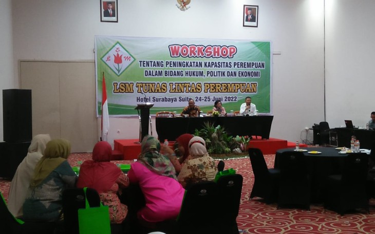 Workshop bertajuk 'Peningkatan Kapasitas Perempuan Dalam Bidang Hukum, Politik dan Ekonomi yang digelar LSM Tunas Lintas Perempuan' di Hotel Surabaya Suite, Minggu (26/6/2022).