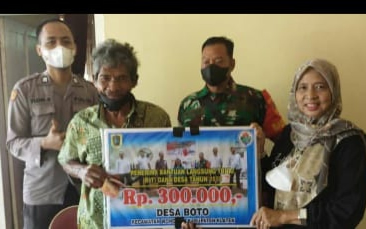 Kades Boto Bersama Petugas Dalam Giat Penyaluran BLT-DD 2022  Tahap VIII Bagi 107 KPM
