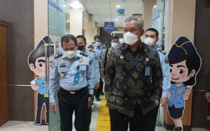Kepala Kantor Wilayah Kementerian Hukum dan Hak Asasi Manusia Banten Tejo Harwanto saat melakukan bintorwasdal ke Kantor Imigrasi Kelas I Non TPI Tangerang, Kamis (30/06/2022).