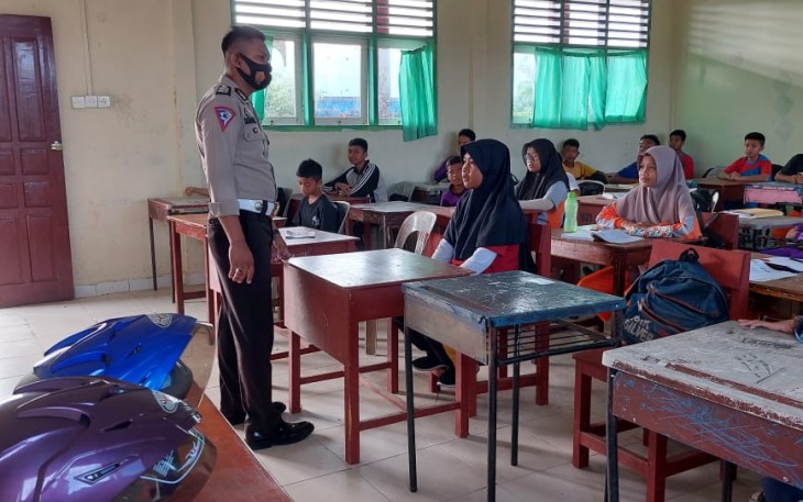 Satlantas Polres Lingga saat Sosialisasikan Kamseltibcarlantas Kepada Pelajar