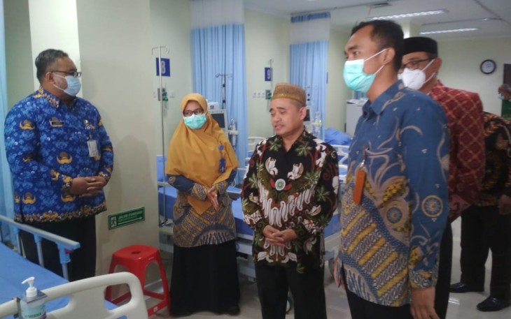 Ketua Pimpinan Wilayah Muhammadiyah (PWM) Jawa Tengah, KH Tafsir, saat meninjau ruangan unit pelayanan dialisis Rumah Sakit PKU Muhammadiyah Karanganyar, Selasa (29/11/2022).