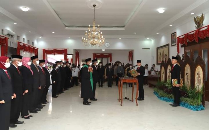 Bupati Trenggalek, Mochamad Nur Arifin, saat melantik Edy Soepriyanto , Sekda Kabupaten Trenggalek, di Pendapa Manggala Praja Nugraha, Rabu (28/9/2022).