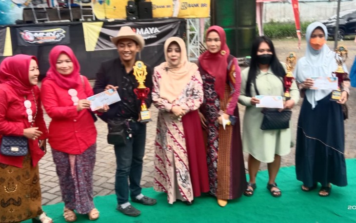 Hj. Anis Zaida didampingi istri Wabup Malang bersama para juara