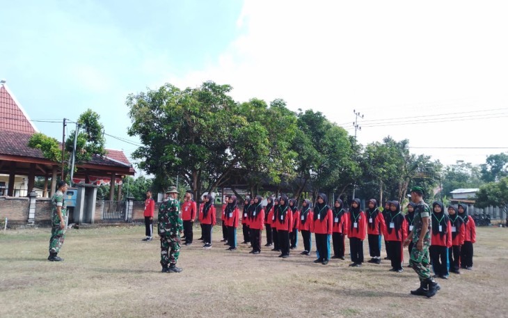 Babinsa Posramil 0805/19 Kasreman saat Latih PBB Peserta Diklat Siswa SMK Kasreman 