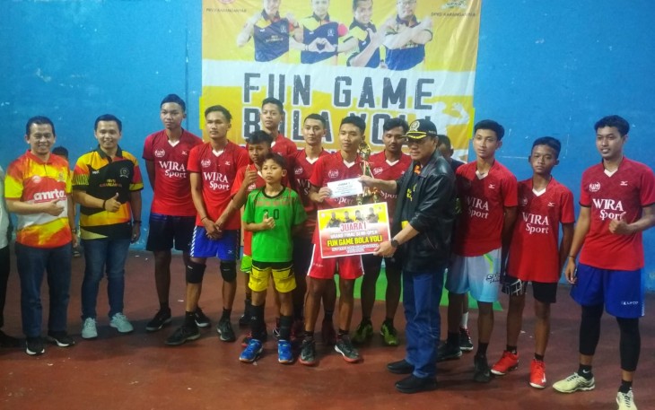 Bagus Selo menyerahkan piala dan piagam penghargaan kepada tim Avotax Dagen sebagai Juara 1 Fun Game Bola Voli DPRD Karanganyar Cup 2022, di GOR Raden Mas Said, Karanganyar pada Rabu (20/7/2022) malam.