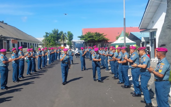 Prajurit Petarung Yonmarhanlan VIII Bitung saat menjemput kedatangan Danpasmar 2