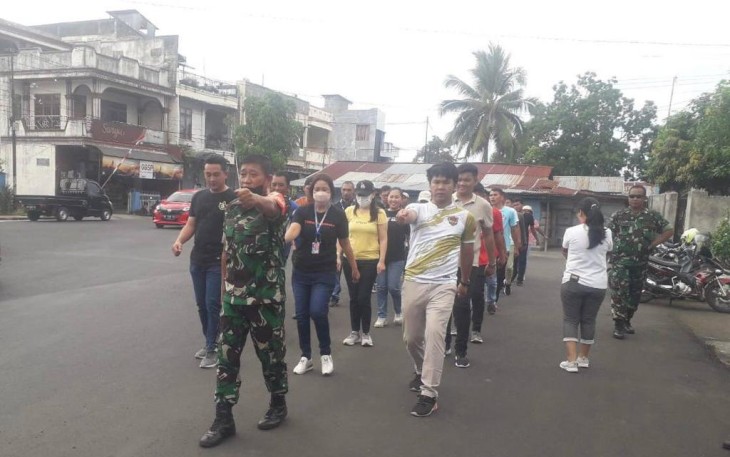 Babinsa saat memberikan pelatihan gerak jalan kewarga binaannya