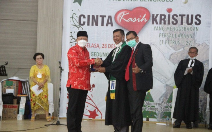 Pemerintah Provinsi (Pemprov) Bengkulu di penghujung tahun 2021, kembali menorehkan prestasi membanggakan. Yaitu sebagai instansi terbaik IV pada kategori provinsi di ajang Penganugerahan Predikat Kepatuhan Tinggi Standar Pelayanan Publik Tahun 2021 oleh Ombudsman RI
