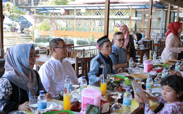 Ustadz Maulana beserta rombongan menikmati hidangan Kota Payakumbuh di Pongek OR Situjuah.