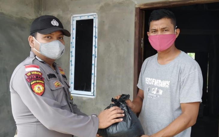 Polsek Bintan Utara Polres Bintan Berikan Sembako Kepada Masyarakat