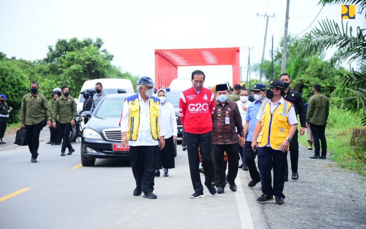 Peninjauan dilakukan Presiden Jokowi saat dalam perjalanan dari Kota Jambi menuju kawasan Cagar Budaya Candi Muaro Jambi, tepatnya di Jalan Batanghari II - Zona Lima (STA 07+000) Kabupaten Muaro Jambi, Kamis (7/4/2022). 