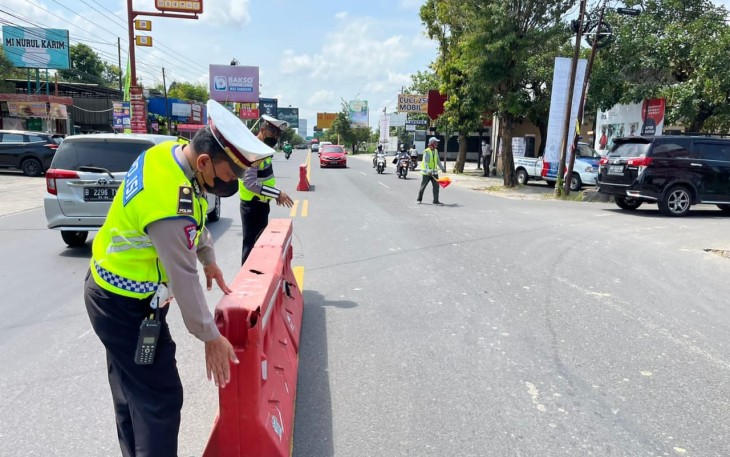 Petugas melakukan rekayasa pemasangan water barrier di ruas Jalan Adi Sucipto kawasan simpang tiga IHS Colomadu, Karanganyar.