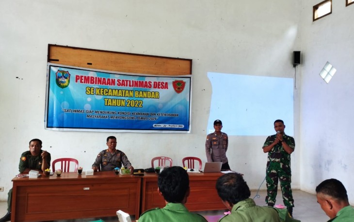 Babinsa Koramil 0801/06 Bandar saat Lakukan Pembinaan Kepada Anggota Satlinmas