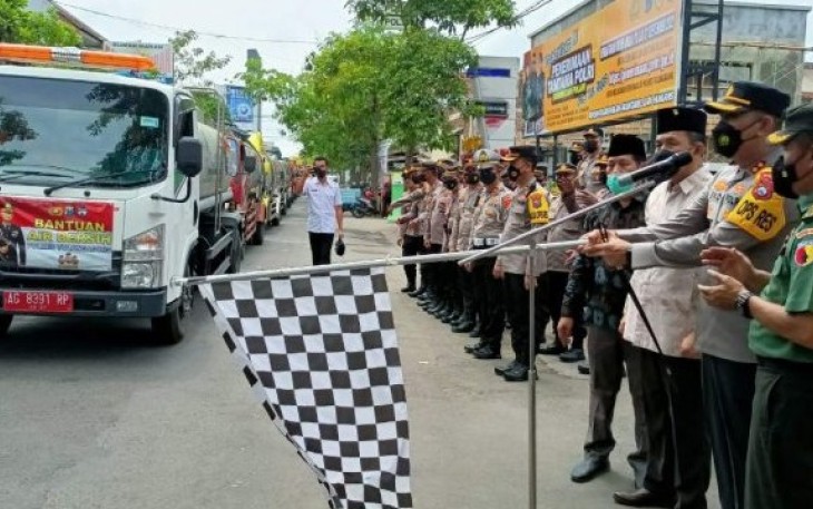 Kasdim Tulungagung saat Dampingi Kapolres Berangkatkan Bantuan Air Bersih untuk Masyarakat