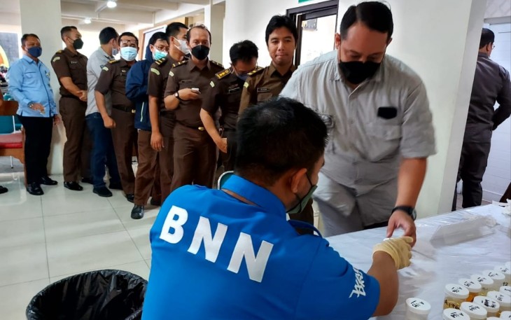 Sejumlah pegawai di Kejati Jawa Tengah sedang mengantri untuk dilakukan tes urine oleh petugas BNNP Jawa Tengah, Kamis (24/11/2022). (Foto : Istimewa)