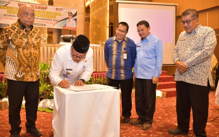 Penandatanganan secara simbolis, komitmen bersama antara Pemkab Agam dengan KemenPAN-RB, tentang Implementasi Reformasi Birokrasi dan SAKIP 2022.