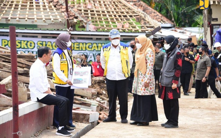 Presiden Joko Widodo (Jokowi) didampingi Menteri Pekerjaan Umum dan Perumahan Rakyat (PUPR) Basuki Hadimuljono saat meninjau Sekolah Dasar Negeri (SDN) Sukamaju 1 Desa Benjot, di Kecamatan Cugenang, Kamis (8/12/2022).
