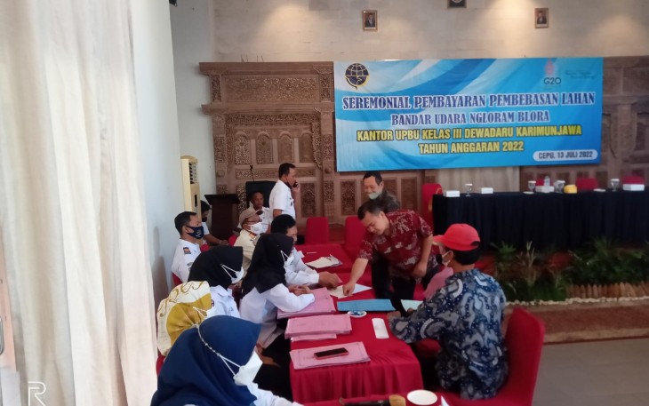 Warga terdampak Bandara Ngloram saat acara seremonial pembayaran pembebasan lahan Bandara Ngloram kabupaten Blora di hotel Grand Mega Resor.