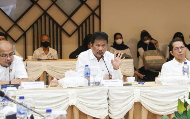Wali Kota Batam yang juga kepala BP Batam Muhammad Rudi (ditengah) memimpin Rapat Koordinasi Bersama Forkopimda Guna Membahas Persiapan Penanaman Pohon Jati Emas di sepanjang Bandara Hang Nadim sampai dengan Simpang Fly Over Laluan Madani di Balairung Sari, BP Batam, Selasa (21/6/2022) (Photo: Ist)