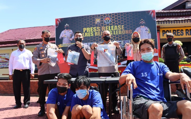 Kapolres Rejang Lebong Polda Bengkulu AKBP Tonny Kurniawan, S.IK, saat memimpin pelaksanaan rilis bersama awak media siang hari kemarin Kamis (14/04) dilapangan Apel Satya Haprabu.