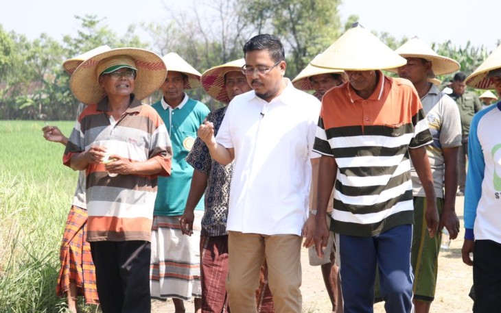 Ketua DPD Partai Gerindra Jatim Anwar Sadad saat menemui kalangan petani di kawasan Tambaksari Kraton, Kabupaten Pasuruan, Kamis (4/8/2022). 