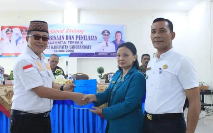 Tim l (satu) Pembinaan dan Penilaian Kecamatan Terbaik Kabupaten Labuhanbatu Tahun 2022, saat mengunjungi Kecamatan Pangkatan, di Aula Kantor Camat. Kamis (28/07/2022).