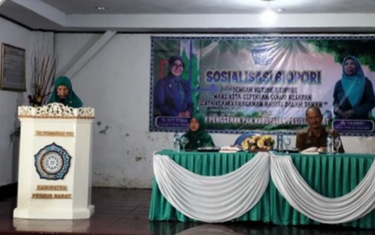 TP-PKK Pesisir Barat saat Gelar Sosialisasi Pembuatan Lubang Biopori