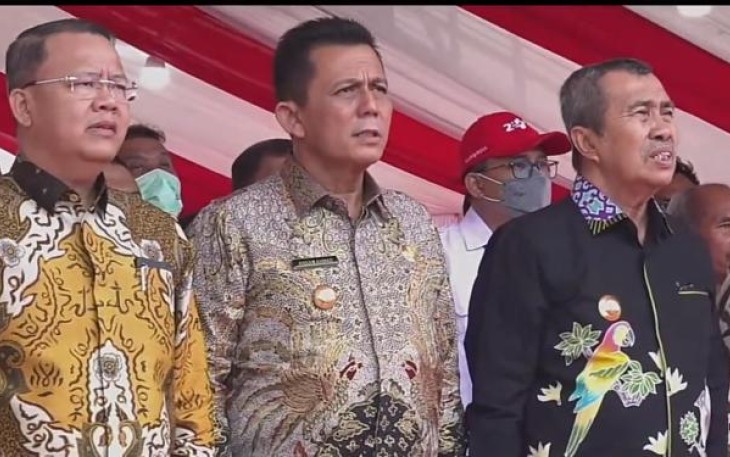 Gubernur Kepulauan Riau H. Ansar Ahmad (tengah) saat menghadiri Pembukaan Road to Hari Anti Korupsi Sedunia (Hakordia) Wilayah I yang digelar Komisi Pemberantasan Korupsi (KPK) RI di Lapangan Astaka dan GOR Indoor, Medan, Sumatera Utara, Selasa (29/11). 