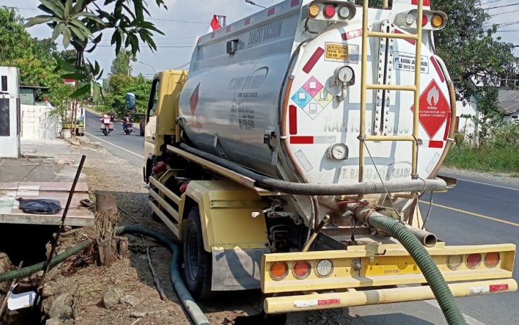 Dua unit truk vacum disiagakan di lokasi rembesan minyak milik PEP Cepu Field di Desa Pojokwatu kecamatan Sambong.