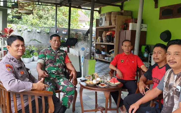 Babinsa Madiun saat Komsos Dengan Tokoh Masyarakat Terkait Penyesuaian Harga BBM