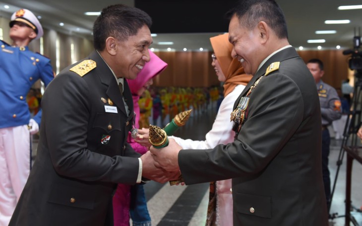 Penyerahan piagam penghargaan oleh Kasad