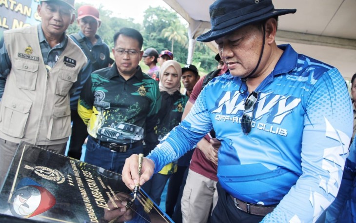 Kasal saat meresmikan jembatan yang dibangun oleh TNI AL yang menghubungkan antara Desa Sukamulya dan Desa Sinarjaya di Kecamatan Sukaraja, Kabupaten Bogor, Sabtu (29/10). 