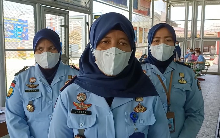 Kepala Lapas Perempuan Bengkulu Gayatri Rachmi Rilowati didampingi Kasi Adm Kamtib Lapas Perempuan Bengkulu Devi Damayanti dan Kasi Binadik dan Giatja Lapas Perempuan Bengkulu Fahrennisa