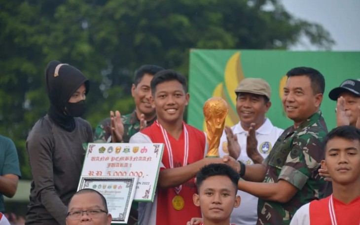 Kasdam Jaya saat menutup secara resmi Liga Santri PSSI Piala Kasad Tahun 2022 Wilayah Kodam Jaya dengan memberikan Piala, Medali dan piagam penghargaan serta uang pembinaan kepada sang juara.