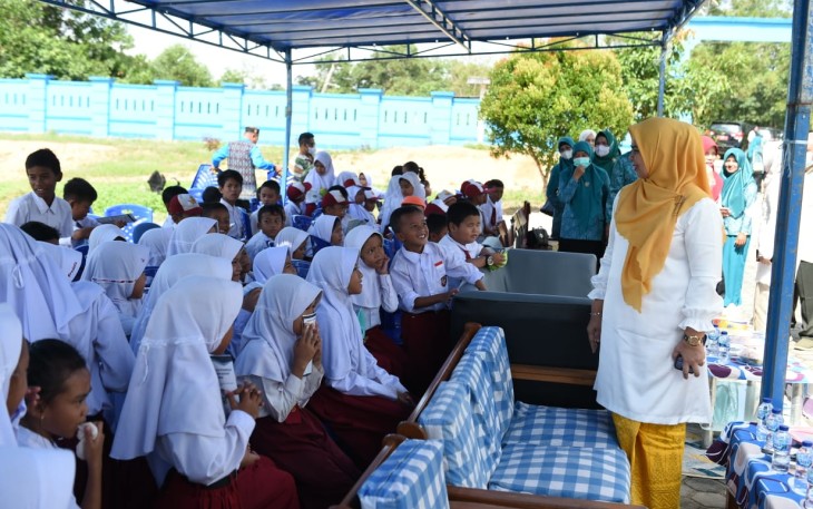Hj. Dewi Kumalasari Ansar saat sapa anak-anak