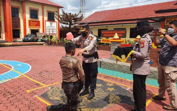  Wakapolres Rejang Lebong Polda Bengkulu Kompol Edi Syafrudin, SH, pagi hari kemarin Jumat (13/01) memimpin pelaksanaan Upacara Tradisi Orientasi dan Pembaretan Bintara Remaja