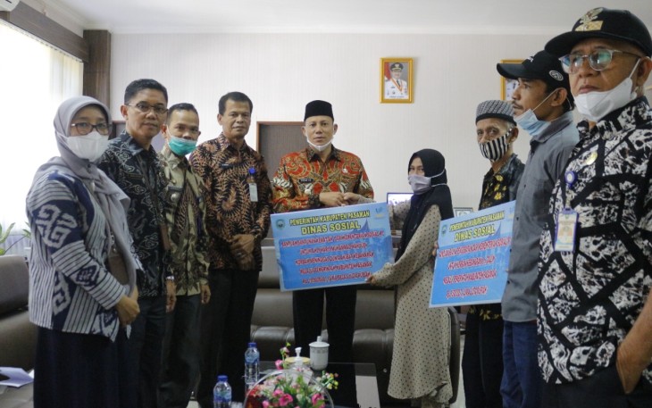 Wabup Pasaman Sabar As, Serahkan Bantuan Pada Korban Luka Bakar