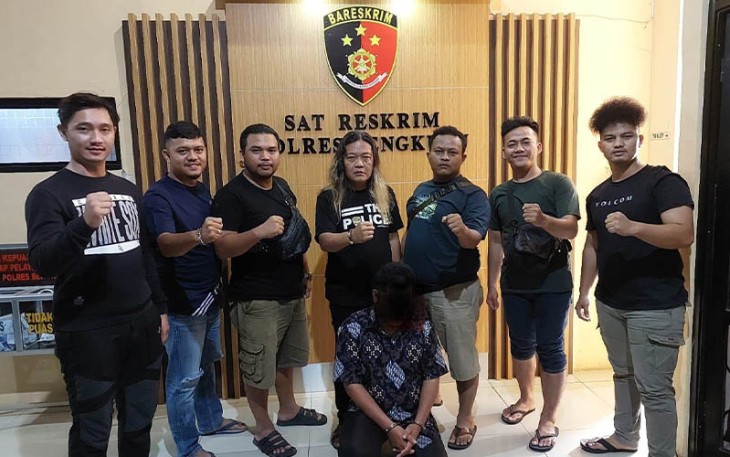 Tersangka (jongkok diborgol) saat diamankan
