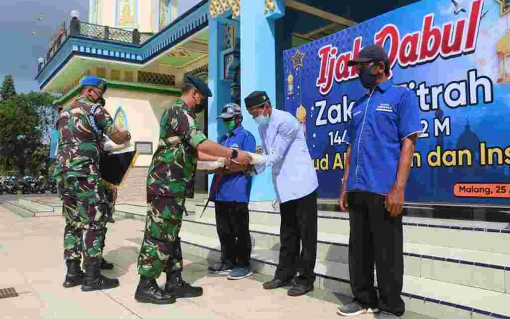 Danlanud Abd Saleh Marsma TNI Zulfahmi menyerahkan zakat fitrah anggota lanud dan isub ke Kabintal lanud Abd Saleh. Senin (25/4/2022)