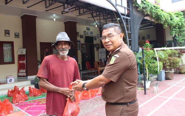 Kajari Aceh Timur Semeru SH, MH saat memberi daging kurban ke salah seorang warga