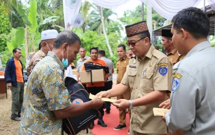 PTPN III dan Pemkab Labuhanbatu saat Salurkan Bantuan Kepada Korban Puting Beliung