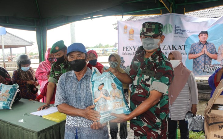 Kodim Palangka Raya saat Salurkan Zakat Sembako Pengusaha Haji Abdul Rasyid 