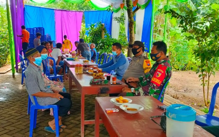 Babinsa Koramil 0805/09 Kendal saat Laksanakan Komsos Dengan Warganya