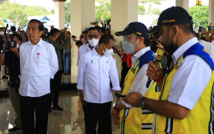 Presiden Jokowi saat Tinjau Penataan Kawasan MTQ Saumlaki